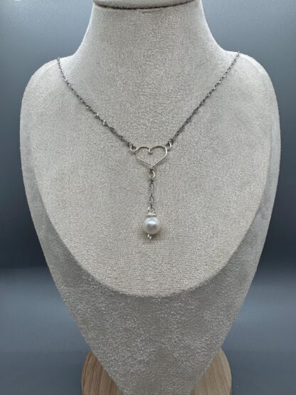 Pearl Lariat Y Necklace with heart - Image 3