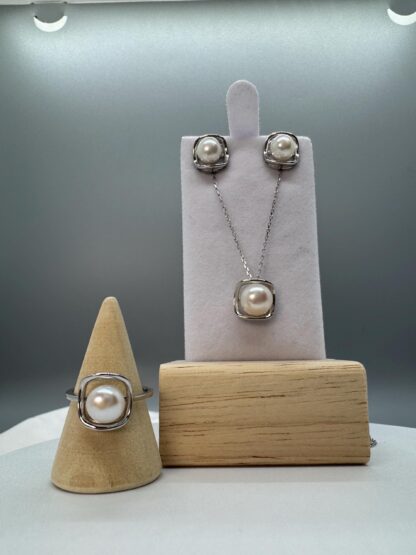 Pearl Jewelry Set with Earings Necklace and Ring - Image 3