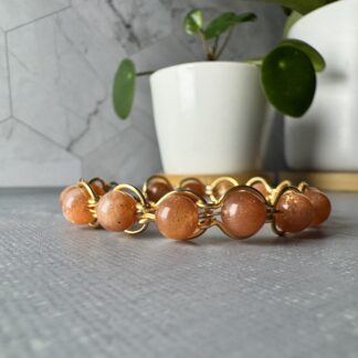 Gold-Plated Wire Formed Chain Bracelet with Sunstone Beads – Cat’s Eye Shimmer