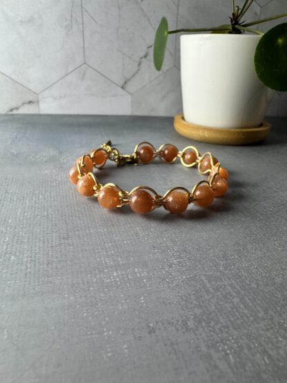 Gold-Plated Wire Formed Chain Bracelet with Sunstone Beads – Cat’s Eye Shimmer - Image 3